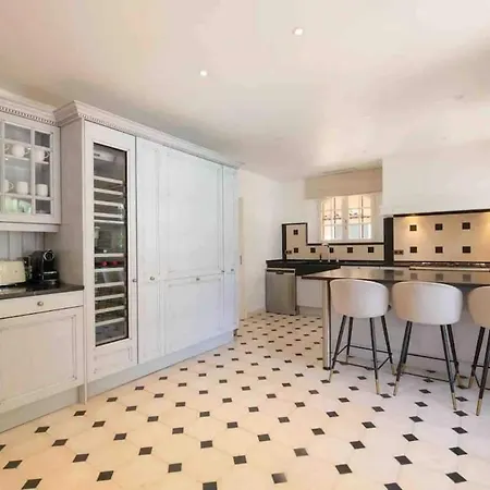 7 Bedroom In The Parcs Saint-Tropez